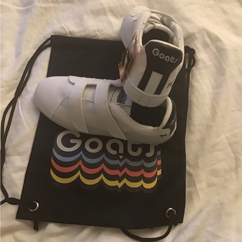 Goats sneakers, comes with tag and draw string bag.